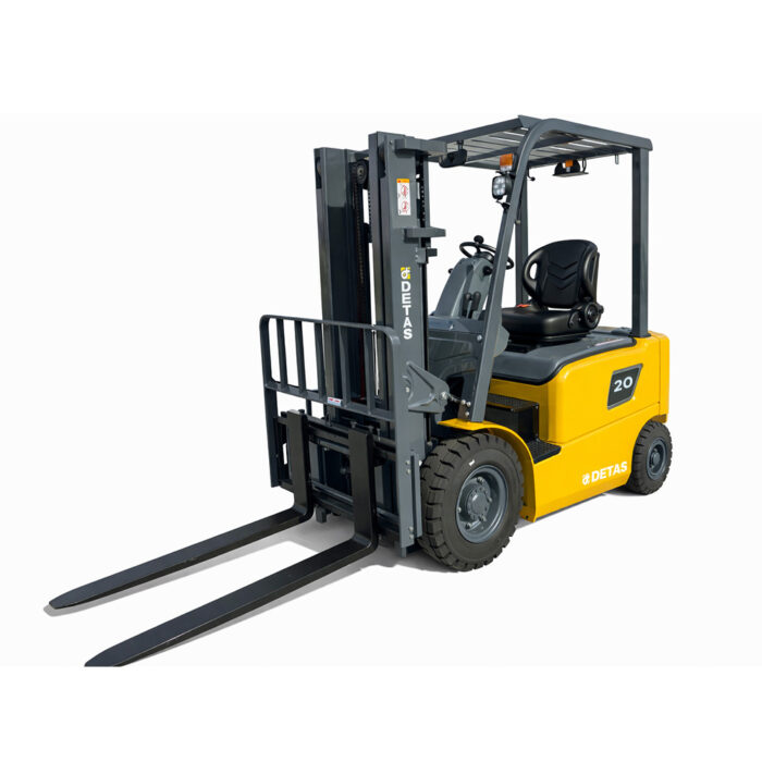 carrello-elevatore-elettrico-20q-detas-02 Yellow and gray forklift with extended forks, operator seat, and overhead guard.