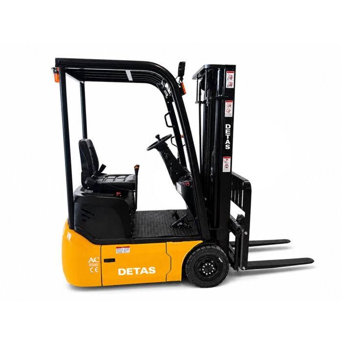 carrello-elevatore-elettrico-25q-detas-01 Yellow DETAS forklift with black mast and forks, parked side view showing operator seat and controls.