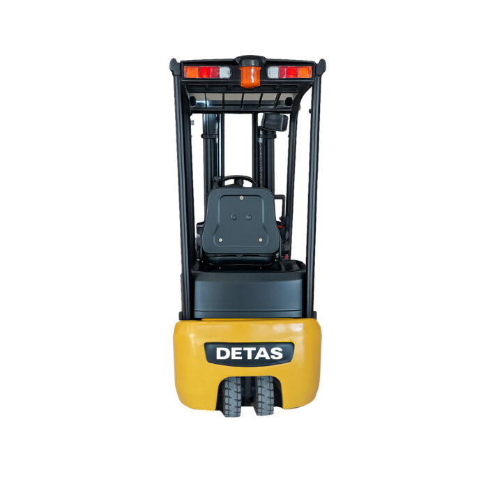 carrello-elevatore-elettrico-25q-detas-02 Rear view of a compact yellow forklift with DETAS logo on the counterweight, black overhead guard, and wheels visible at the bottom