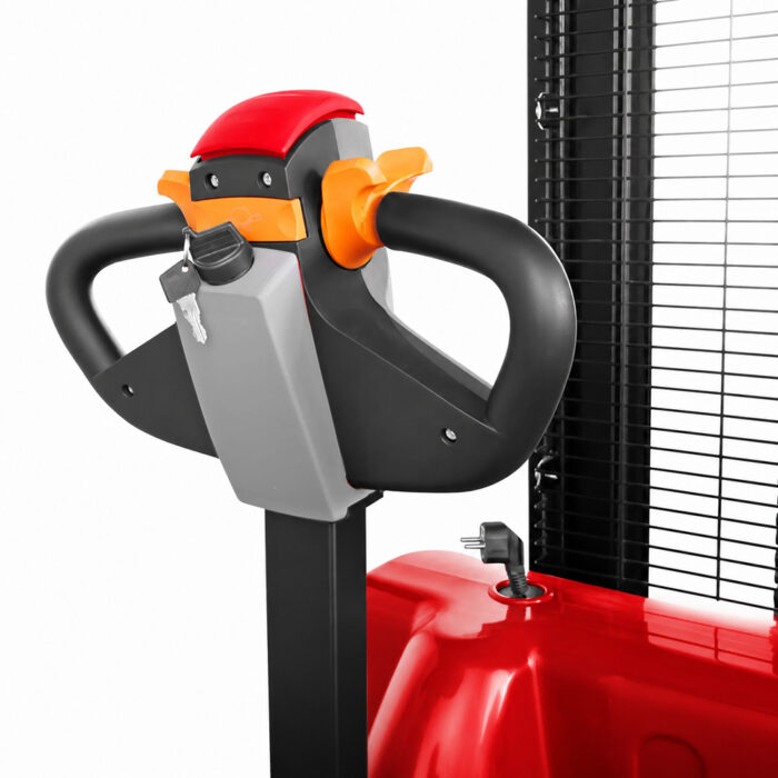 stoccatore-elettrico-detas-12q-red-03 Close-up of a pallet stacker control handle with a red safety cap and a key in the ignition, ready to operate.