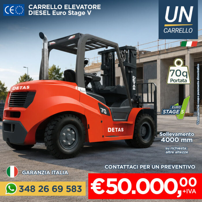 carrello-elevatore-diesel-detas-70q-detas-cover Promotional image of an orange DETAS diesel forklift on a construction site with Euro Stage V branding and contact details on the banner behind it.