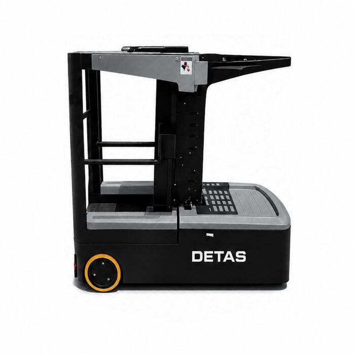 commissionatore-litio-detas-ng-03 Industrial pallet wrapping machine (DETAS) on wheels, with a vertical wrap frame and control area, used to secure loads on pallets.