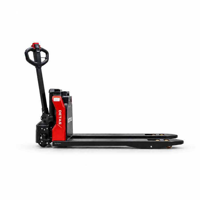 transpallet-elettrico-DETASN-15q-03 Electric pallet jack with red mast and black forks, shown in profile for warehouse use