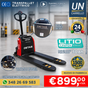 transpallet-elettrico-detasn-15q | UNCARRELLO® Electric pallet truck in a warehouse with DETAS branding, highlighting 1500 kg capacity and a 30Ah LiFePO4 battery; price €899 + IVA