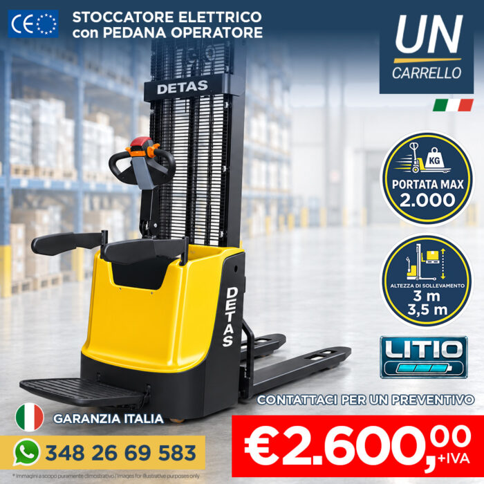 stoccatore-elettricio-con-pedana-litio-detas-cover Electric pallet stacker in a warehouse, yellow and black, with 2,000 kg capacity badge, 3–3.5 m lift height badges, price €2,600 + VAT, Italian warranty