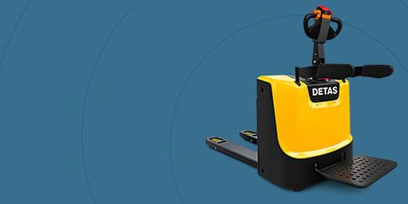 Powered yellow pallet jack with black handle and DETAS logo, used to lift and move pallets on a blue background.